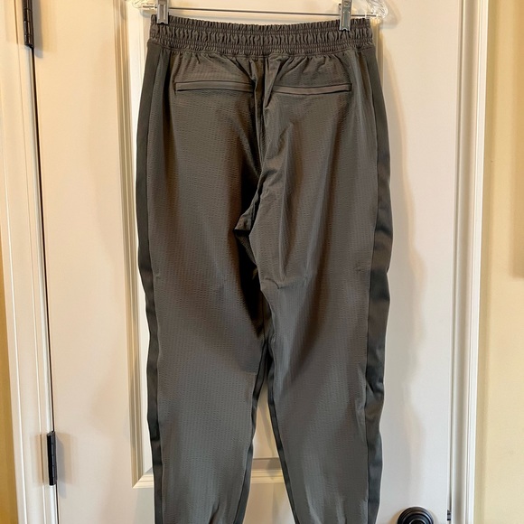 Athleta Brooklyn Textured Jogger, olive color, like new condition, size 6 - Picture 5 of 7